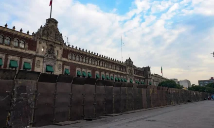 CDMX se prepara para la marcha del 8M con vallas para proteger monumentos 