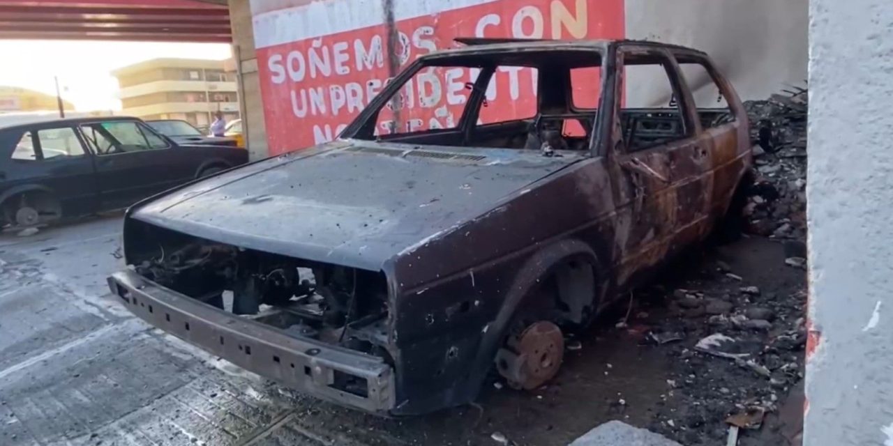 Vehículo se incendia al exterior de taller en Saltillo