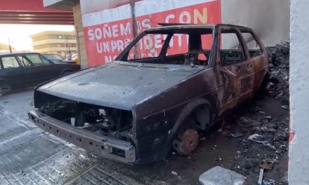 Vehículo se incendia al exterior de taller en Saltillo