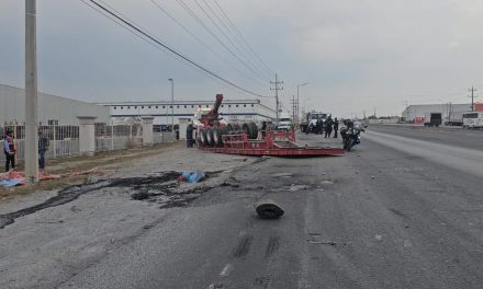 Falla mecánica provoca volcadura en el libramiento Óscar Flores Tapia, en Ramos Arizpe