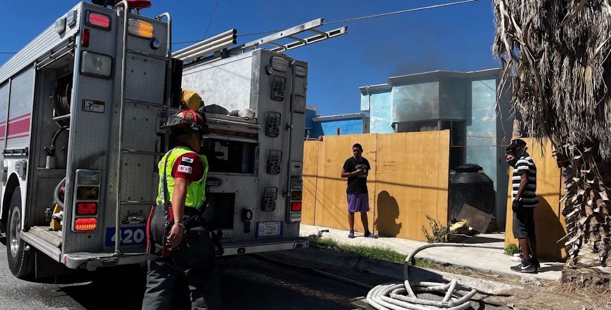 Voraz incendio consume vivienda en Ramos Arizpe
