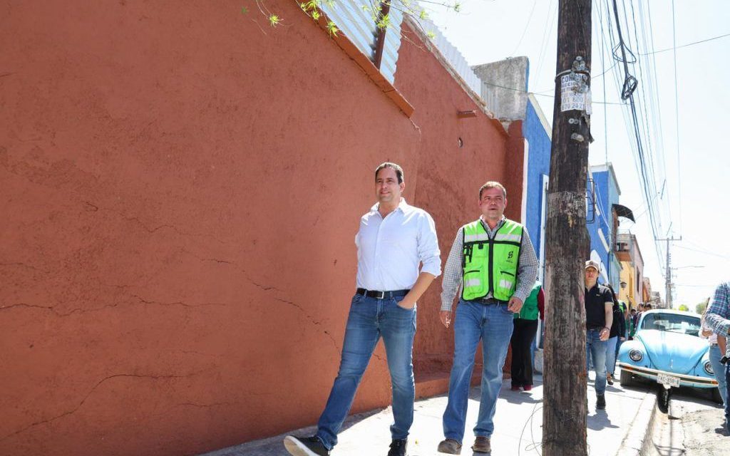 Supervisa Javier Díaz embellecimiento de fachadas en calle Miguel Hidalgo