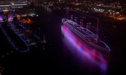 ‘Revive’ el Titanic a base de mil drones en un espectáculo aéreo