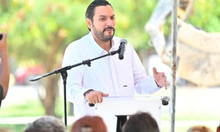 Carlos Villarreal arranca rehabilitación de plaza en la colonia Praderas