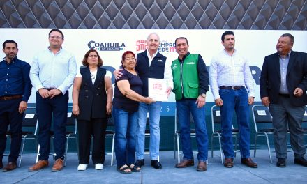 Román Cepeda entrega escrituras a 101 familias de Torreón