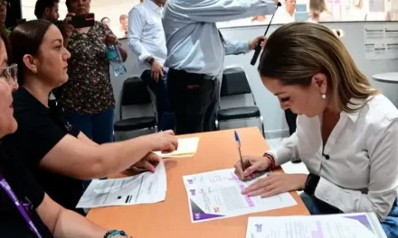 Se registran Verónica Martínez y Lorena Safa por el Distrito 9