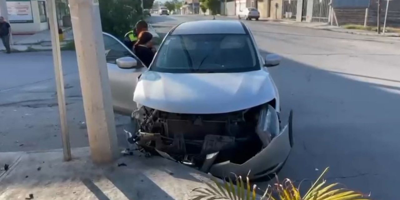 Aparatoso choque deja daños materiales en cruce de Reynosa y Miguel Hidalgo