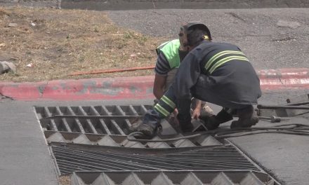 Avanza reparación de rejillas y pavimento en Saltillo