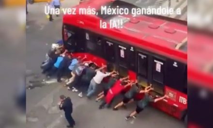 Ciudadanos se unen para mover un Metrobús varado en Viaducto (video)