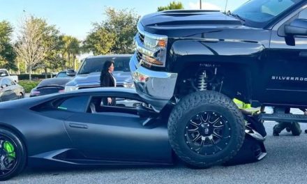 Camioneta usa como ‘rampa’ un  Lamborghini en Florida