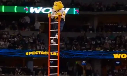 ¡Insólito!  ‘Rocky’, mascota de los Nuggets de Denver, sorprende con su canasta a más de 5 metros y de espaldas (video)