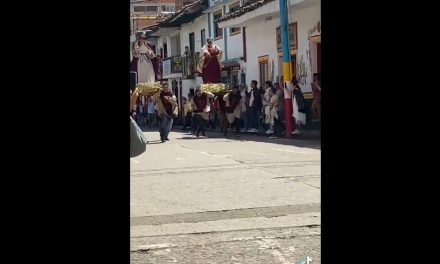 ¿Y cómo festejan la Semana Santa en tu país? Un pueblito de Colombia ‘la rompe’ con la ‘Carrera de Santos’