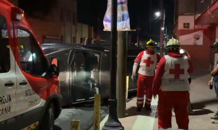 Choque con volcadura en Zona Centro deja lesionados; responsables huyen