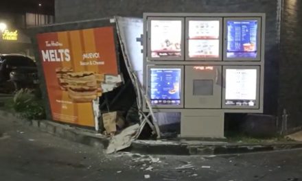 Saltillo: Joven intenta escapar tras accidente y termina causando destrozos en cafetería