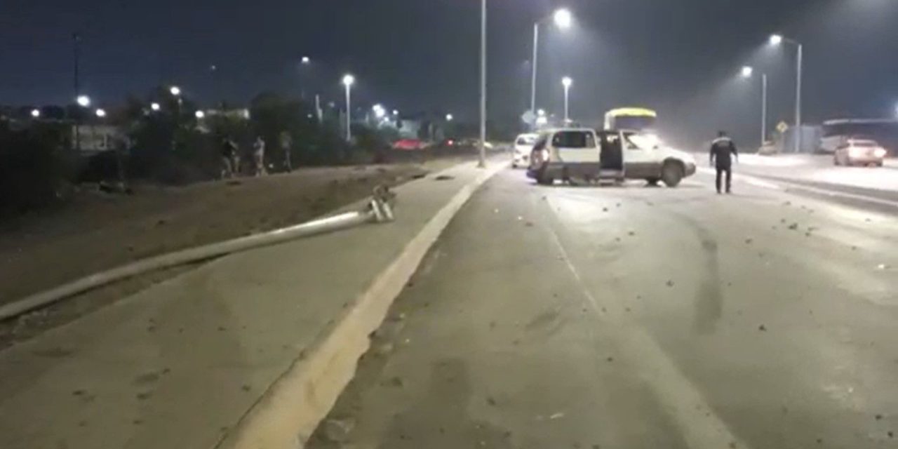 Conductora ebria derriba luminaria al saltar el camellón en Saltillo