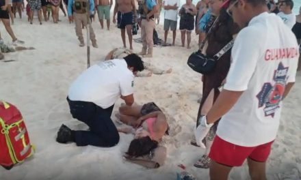 Moto acuática embiste a bañistas en playa de Cancún