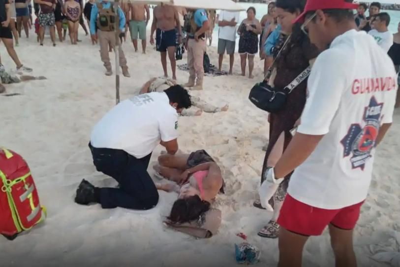 Moto acuática embiste a bañistas en playa de Cancún