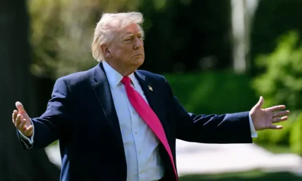 Administración de Trump aprueba la primera ‘Tarjeta Dorada’ de inmigración