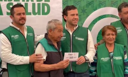 Entregan tarjetas de la salud a adultos mayores