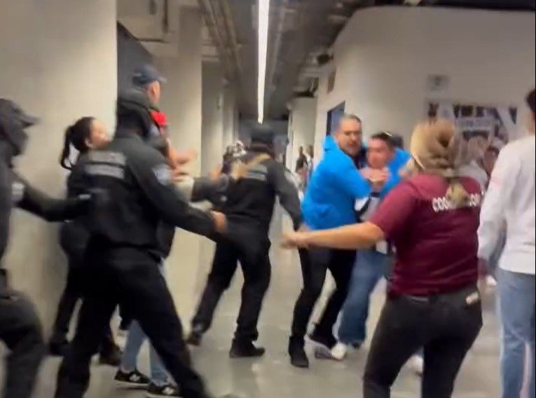 Video: Frustración por Rayados se traslada a los aficionados que se pelean entre ellos tras perder contra Pachuca