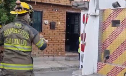 Familia se lleva un susto al ver el incendio de una de sus habitaciones en Saltillo