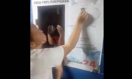 Familia recurre a agua purificada para bañar a menor ante escasez en Torreón