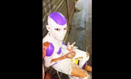 Padres pintan a su hijo con látex de pared para imitar a Freezer y no se lo podían quitar (video)