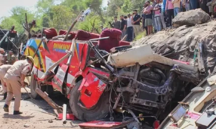 Tragedia en el Himalaya: caída de autobús deja 21 muertos y decenas de heridos