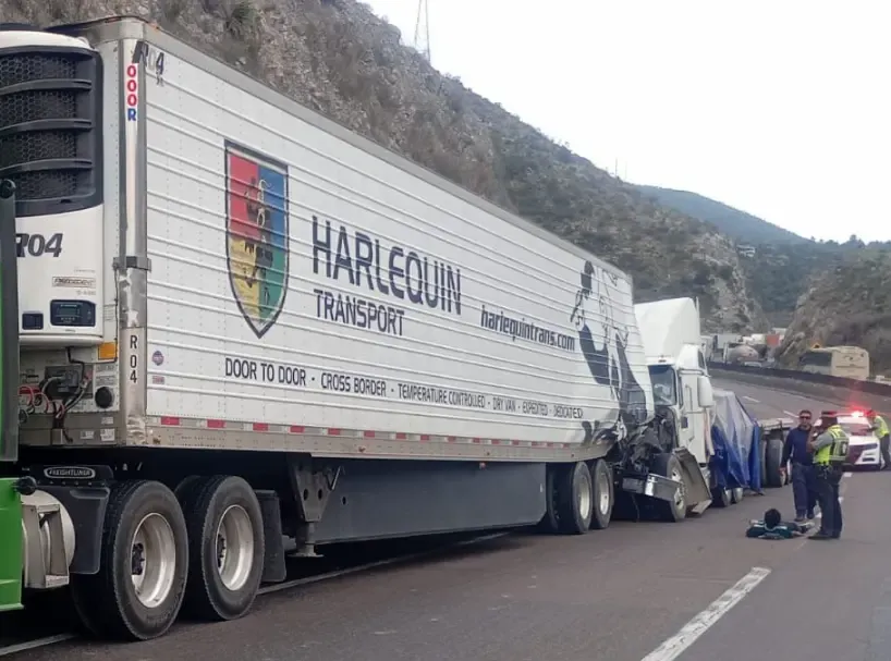 Accidente entre tráilers bloquea la carretera 57 en tramo Los Chorros