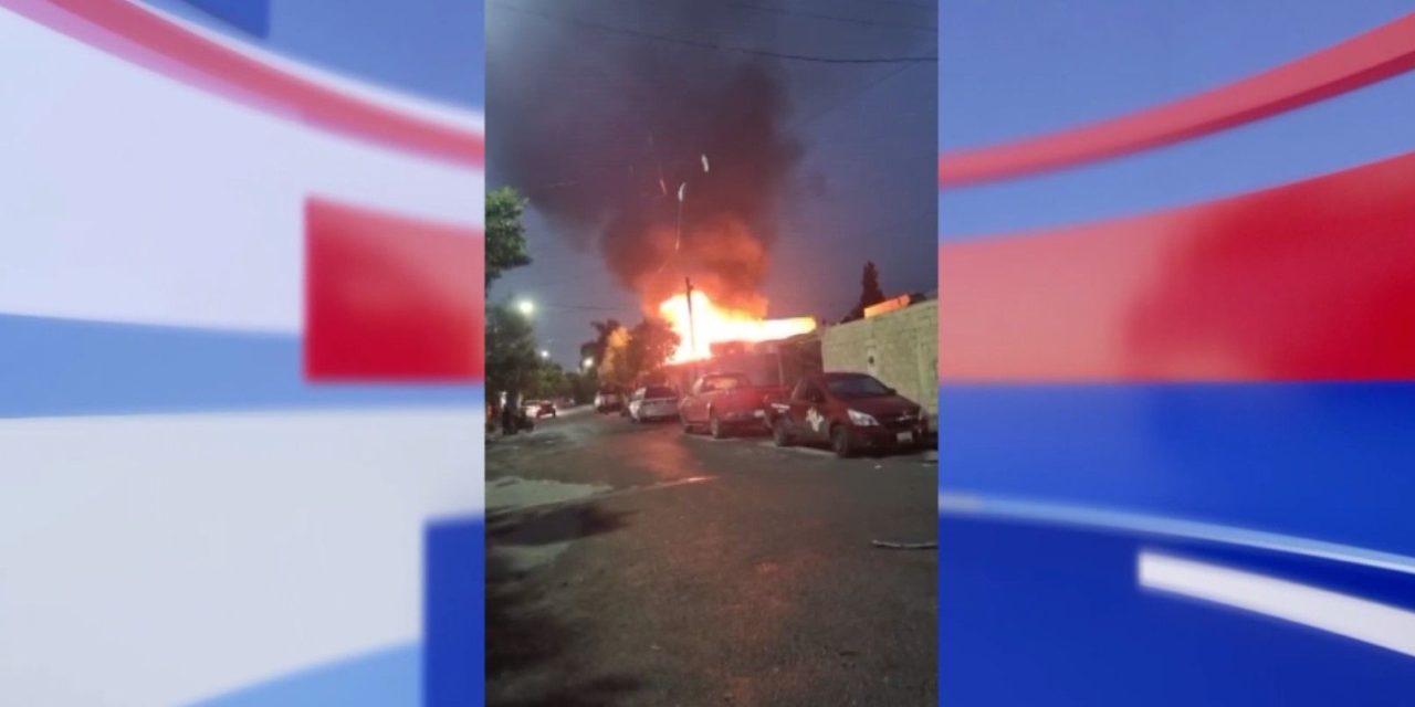 Incendio consume vivienda en Saltillo 2000
