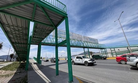 Saltillo: Elementos de la Policía convencen a joven de no arrojarse de puente