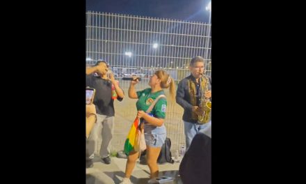 Video: Aficionados se unen para cantar ‘Lamento boliviano’ tras eliminación de Bolivia ante Irak