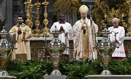 Papa León XIV celebra misa de Jueves Santo y aboga por una Iglesia alejada de la prepotencia