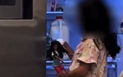 ¿Para el mal de ojo?  Niña sorprende al hacer una limpia con un huevo a su muñeca (video)