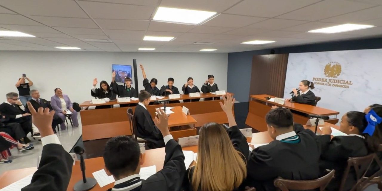 Niños y niñas en sesión del pleno infantil