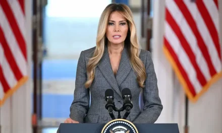 Melania Trump rechaza vínculos con Jeffrey Epstein y califica acusaciones como difamatorias