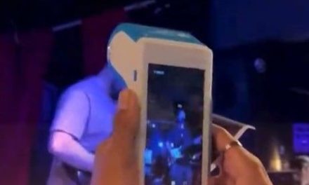 Joven se vuelve viral por grabar concierto con una terminal de pago (video)