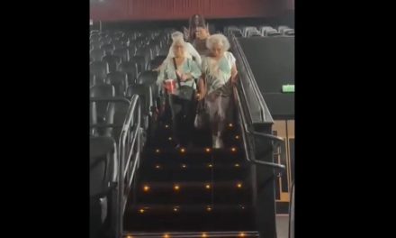 Grupo de abuelitas arman coreografía al salir de ver la película de Michael Jackson (video)