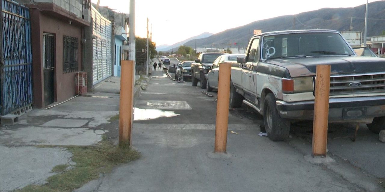 Obstruyen calle y ciclovía en Saltillo