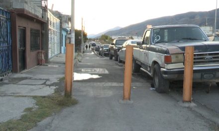 Obstruyen calle y ciclovía en Saltillo