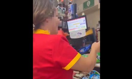 Video: Empleada ‘abusona’ del Oxxo utiliza tarjeta que olvidó una clienta… la encuentra ‘con las manos en la masa’