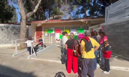 Padres de familia cierran escuela en Saltillo