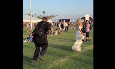 El ‘guardaespaldas incansable’ de Paris Hilton en Coachella se hace viral (video)