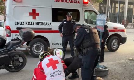 Policía motorizado resulta lesionado tras ser impactado por automóvil en el centro de Saltillo
