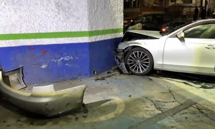 Por no respetar el semaforo un hombre destroza su Audi en Saltillo