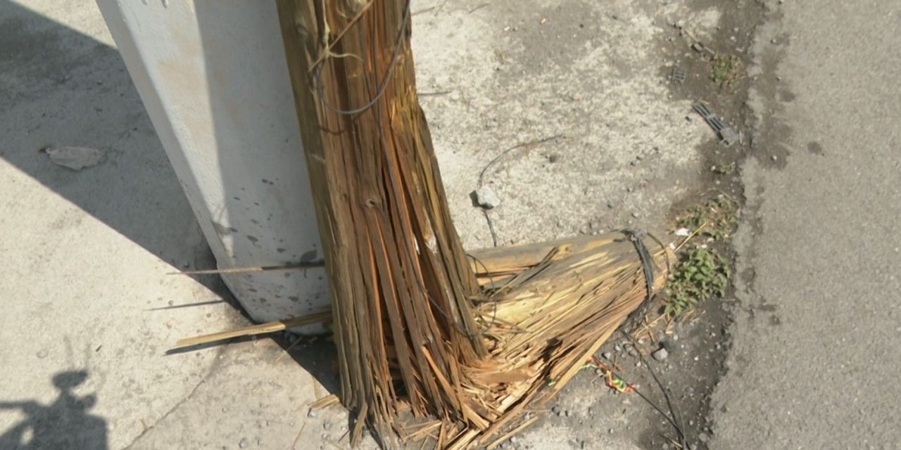 Poste representa un peligro en Saltillo