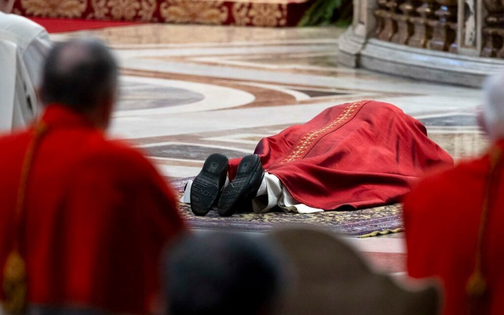 León XIV recupera la tradición del Viernes Santo: El Papa se postra en San Pedro por la Pasión de Cristo