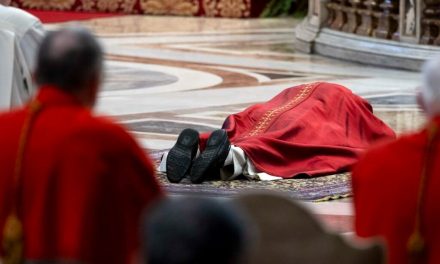 León XIV recupera la tradición del Viernes Santo: El Papa se postra en San Pedro por la Pasión de Cristo