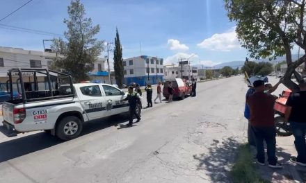 Repartidor en motocicleta choca por alcance en avenida Universidad