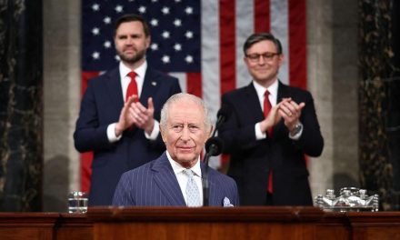‘Usted hablaría francés’: El audaz comentario histórico de Carlos III a Donald Trump